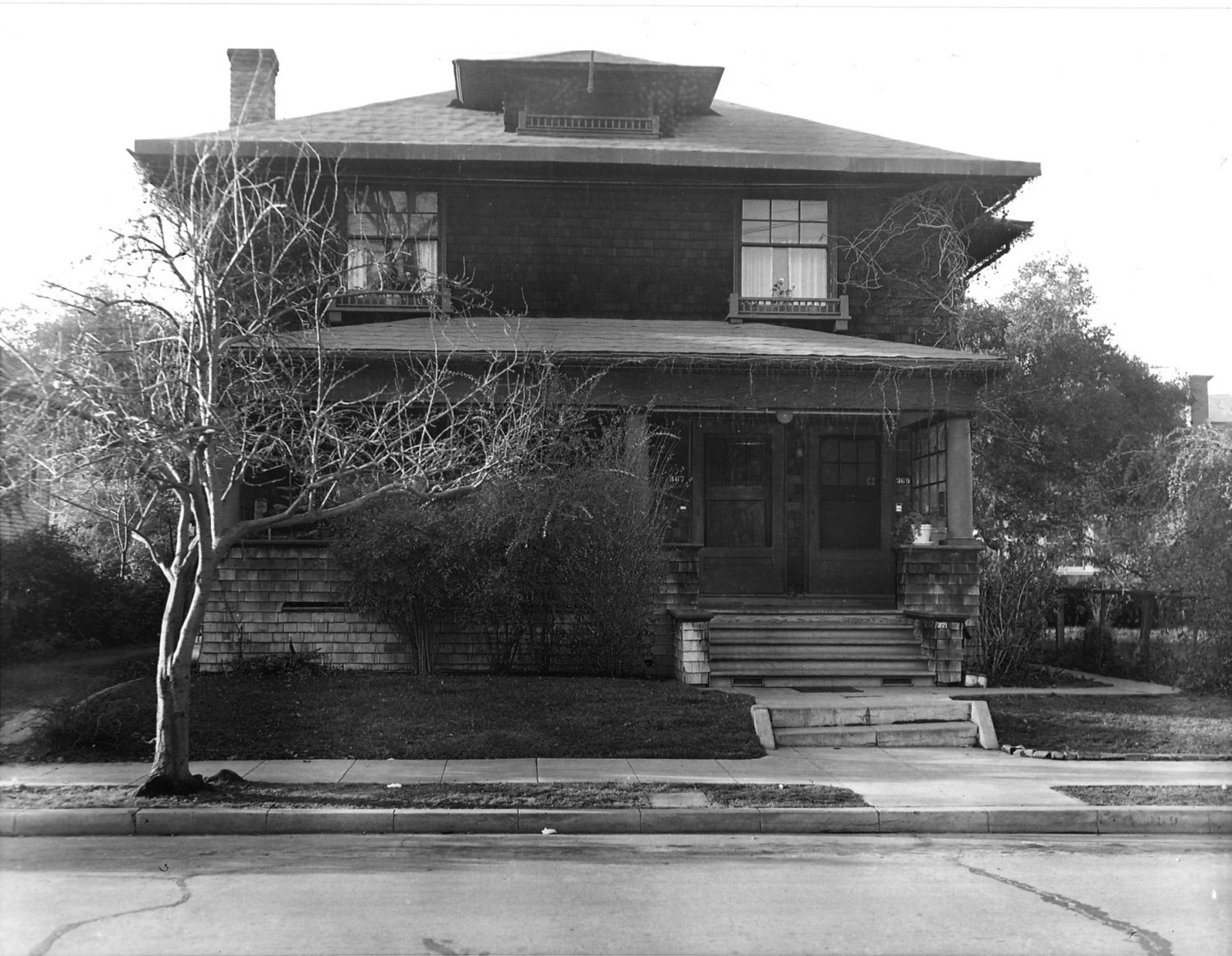 Exterior photo of the house at 367 Addison Avenue that would become the first home for Hewlett-Packard, taken in 1939.