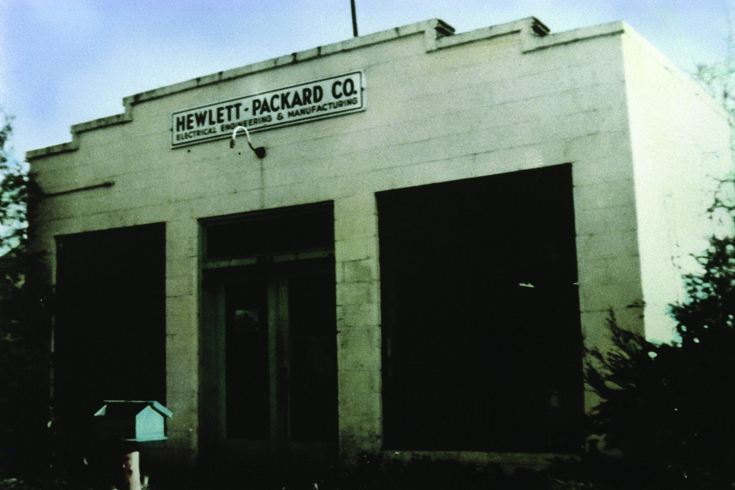 A cinder block building with a sign reading Hewlett-Packard Co. Electrical Engineering & Manufacturing. 
