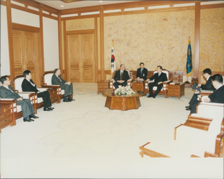 Lew Platt meeting with South Korean President Kim Dae-Jung.