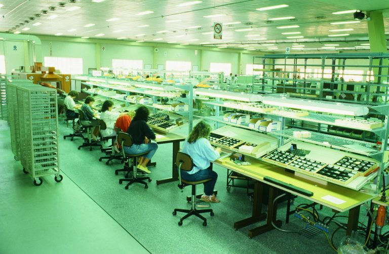 Photo of HP's Barcelona production floor demonstrating open floor plans and individual space.