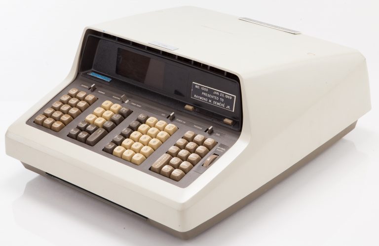Photo of the HP 9100A programmable desktop calculator (right/front view).