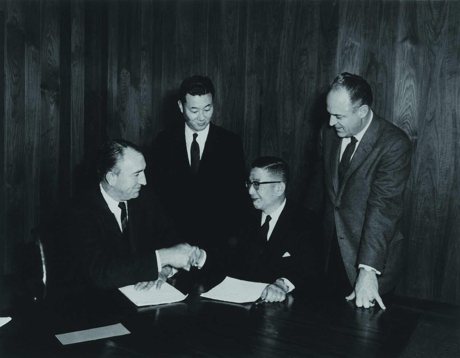 Dave Packard shakes hands with an unnamed Japanese official during the formation of Yokogawa Hewlett-Packard.