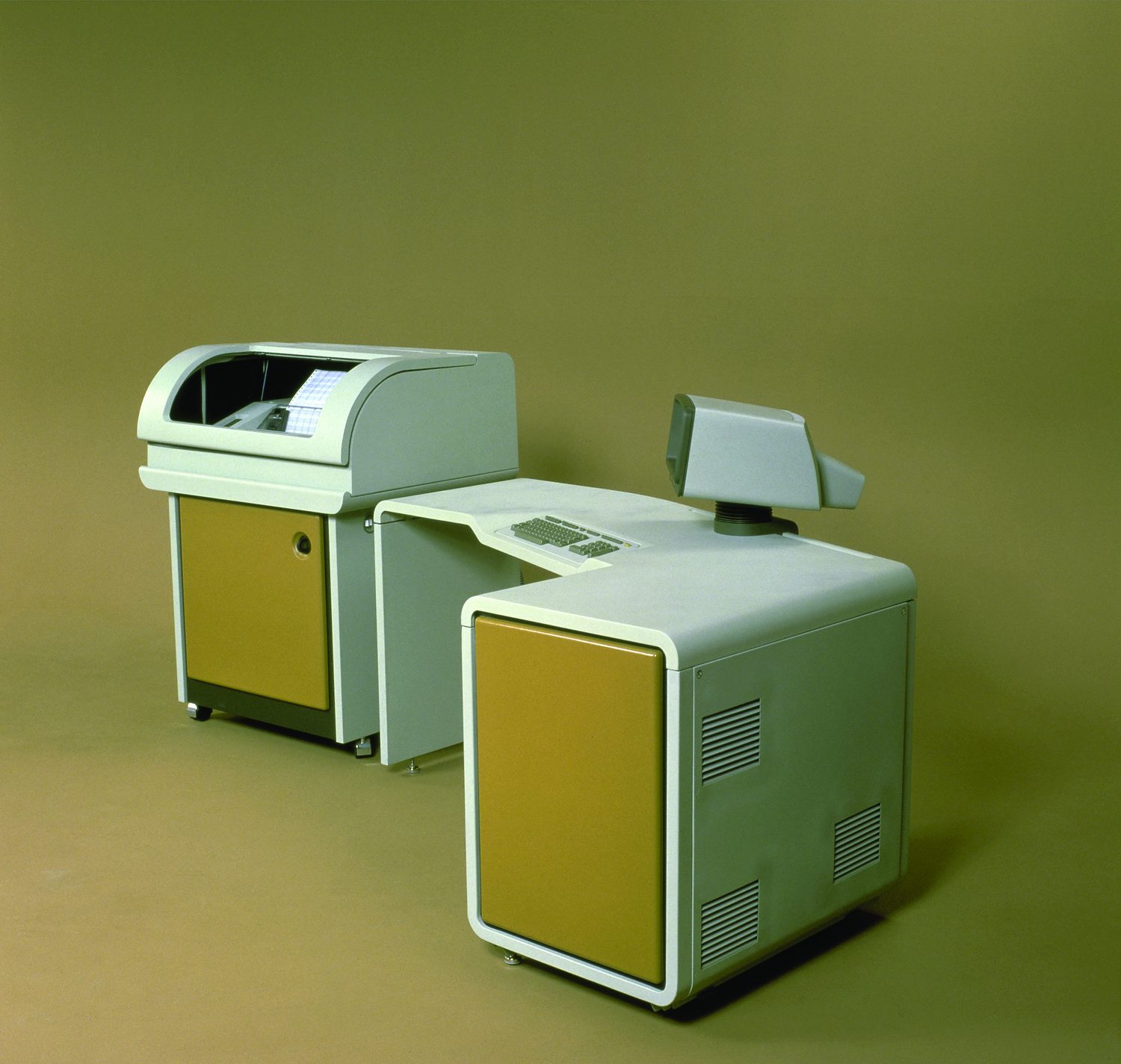 A photo of the HP 250 Business Computer with its integrated desk design.