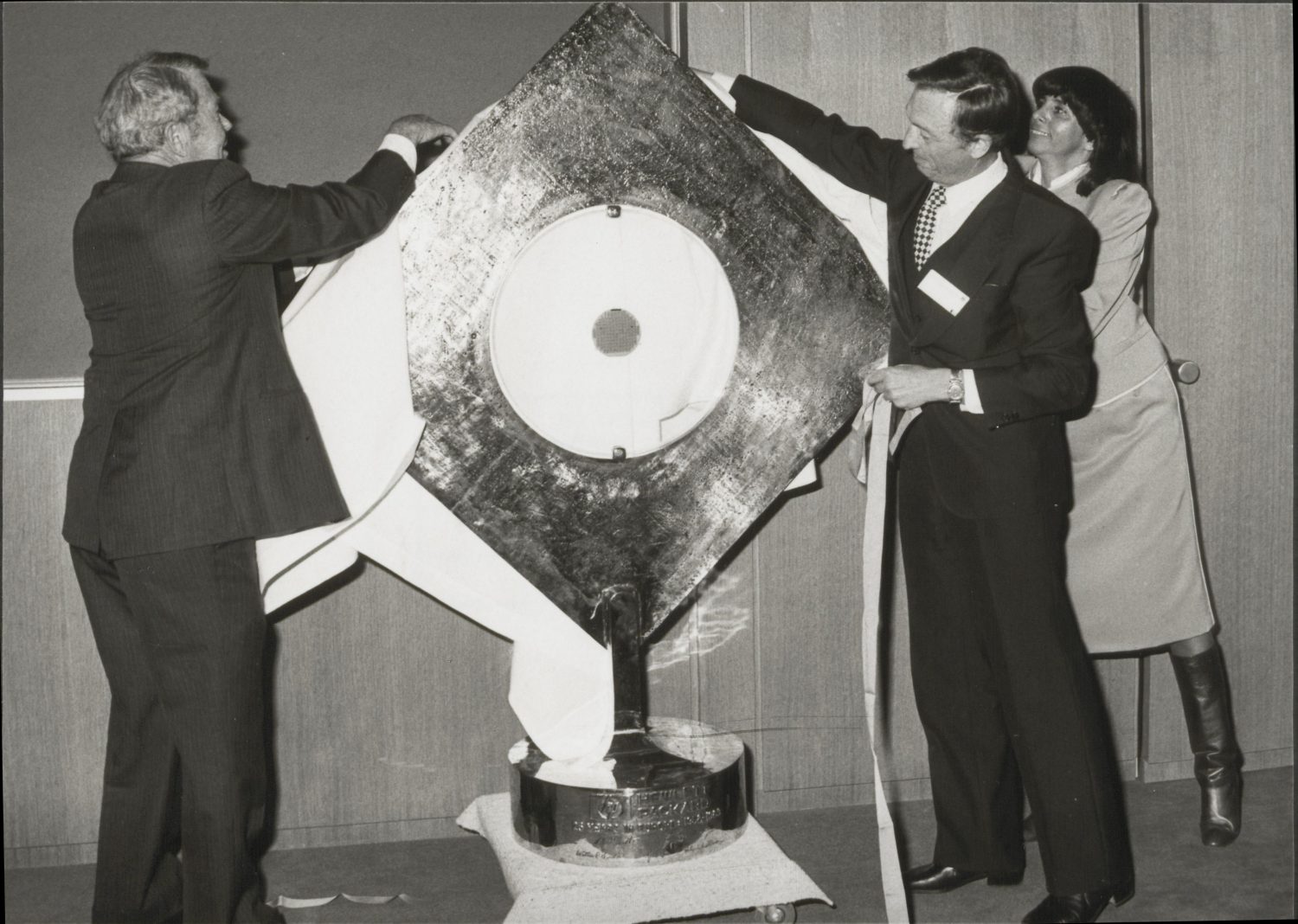Bill Hewlett helping to unveil a sculpture to celebrate Hewlett-Packard SA's 25th anniversary in 1983.