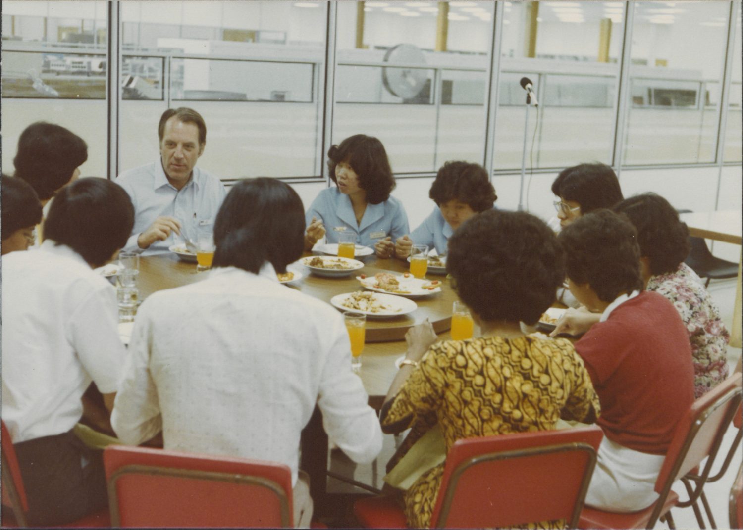 HP CEO John Young spending time with employees during a trip to Hewlett-Packard Malaysia in the 1980s.