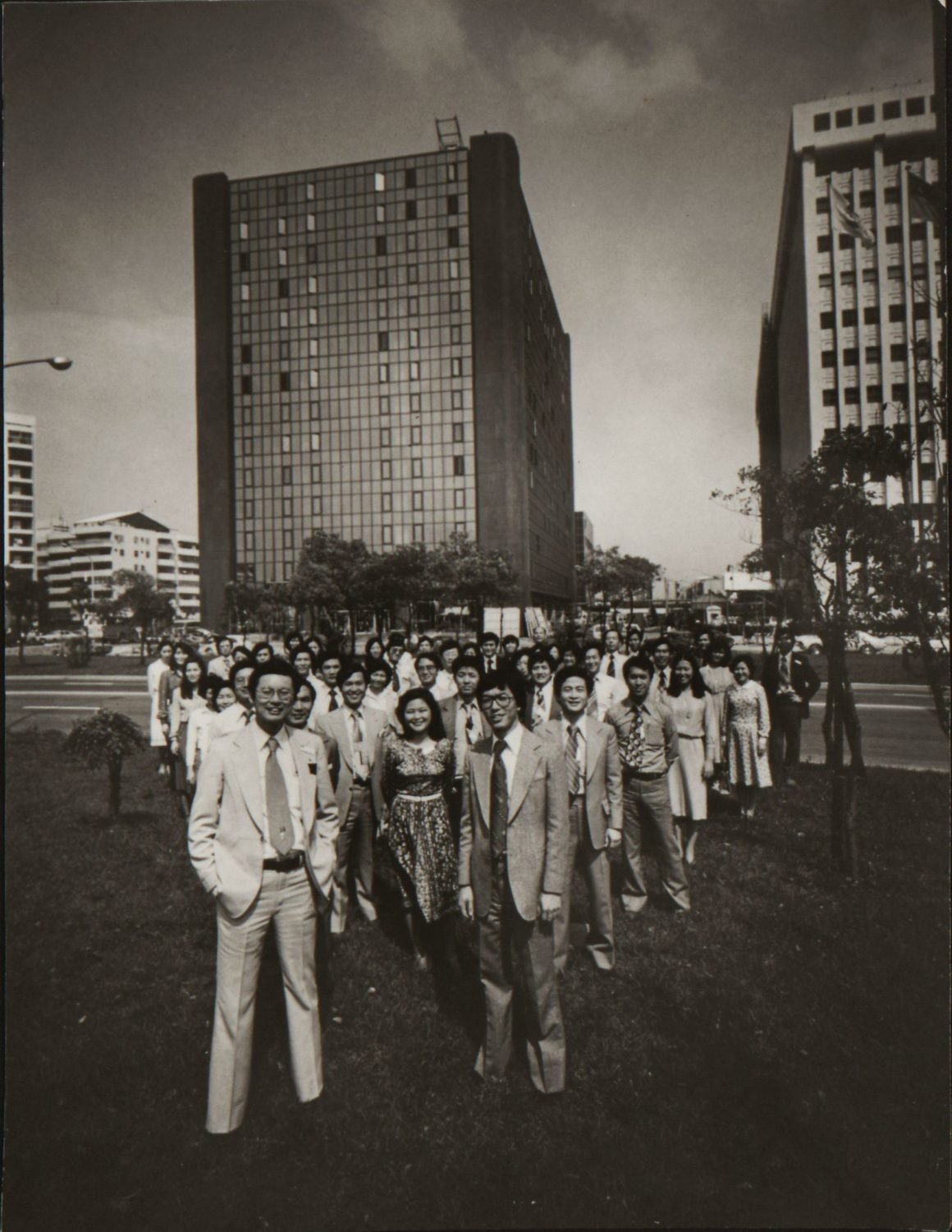 A group photo of the Hewlett-Packard Taiwan team in the 1980s.