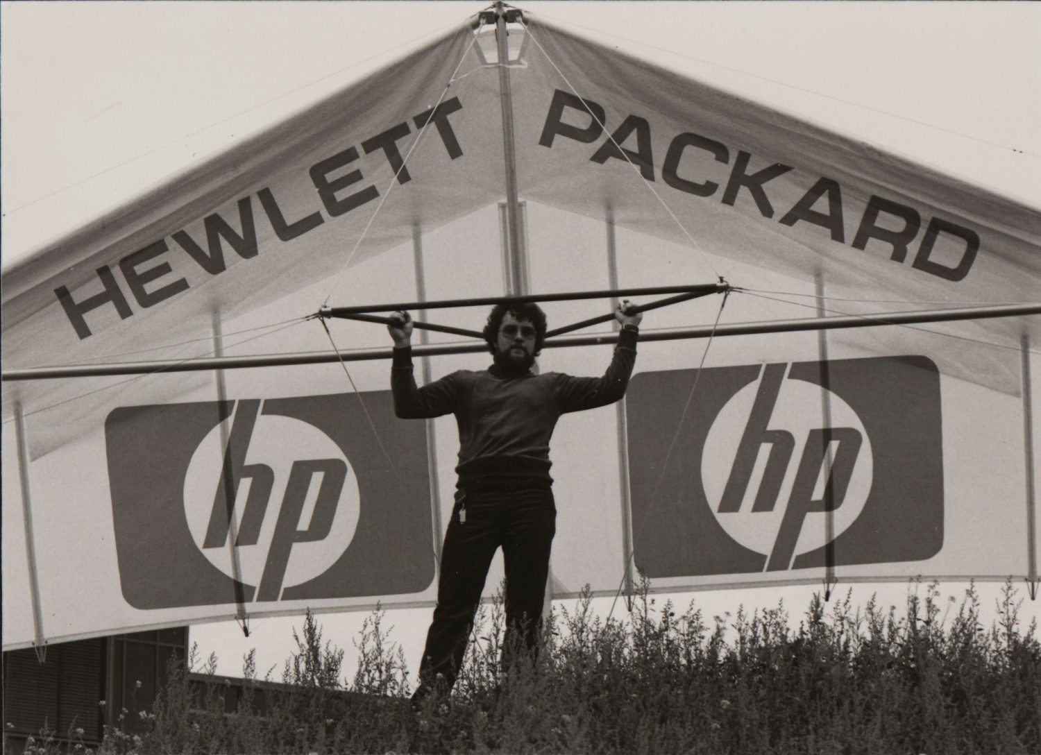 Heinz Schleppe of HP Boblingen with his hang glider featuring the Hewlett-Packard logo.