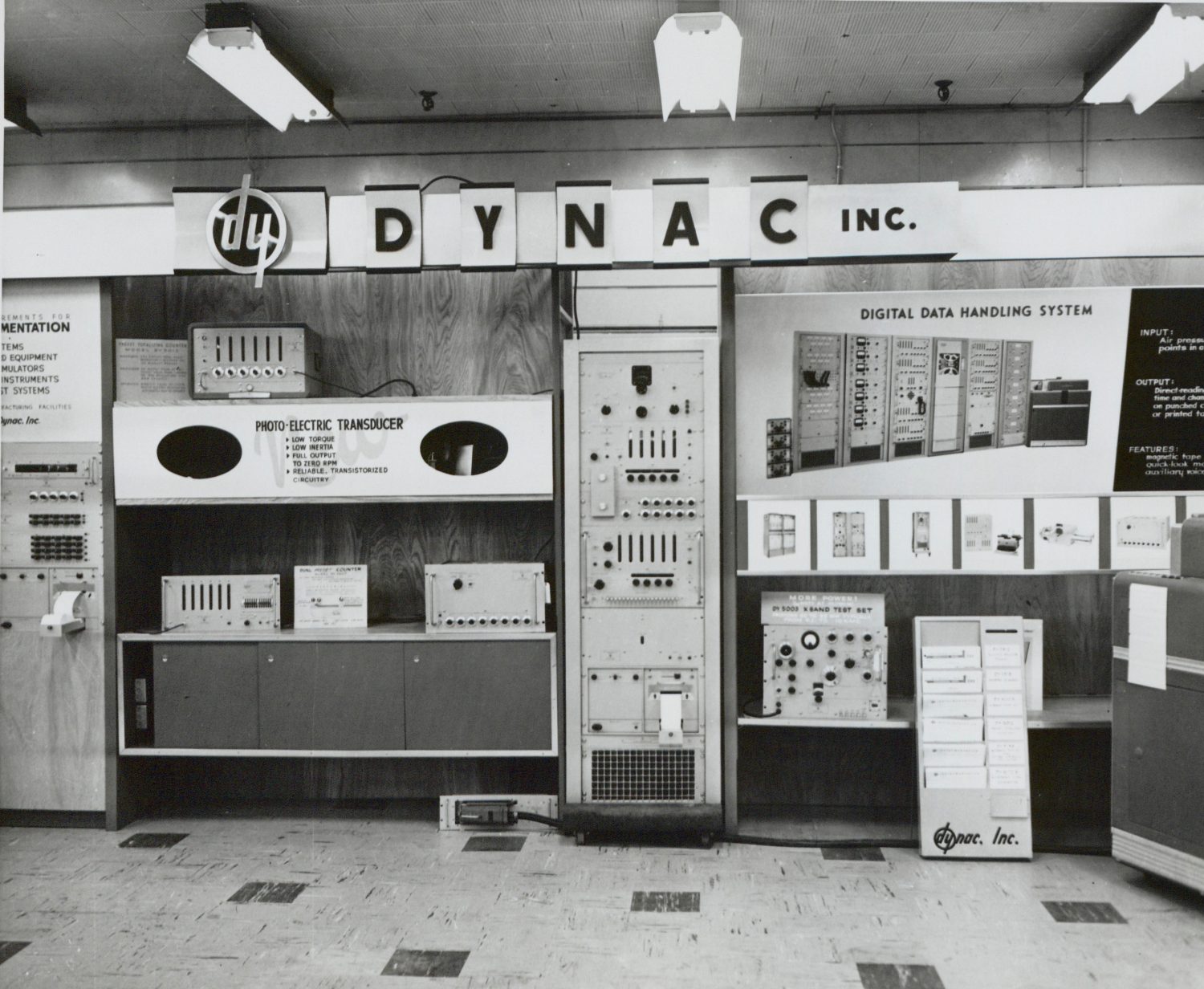 Photo of a Dynac display featuring the lowercase hp logo turned upside down (becoming dy).