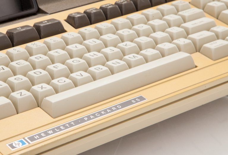 Close-up view of the keyboard and product label for the HP 85.The label bears the HP logo and reads Hewlett-Packard 85.