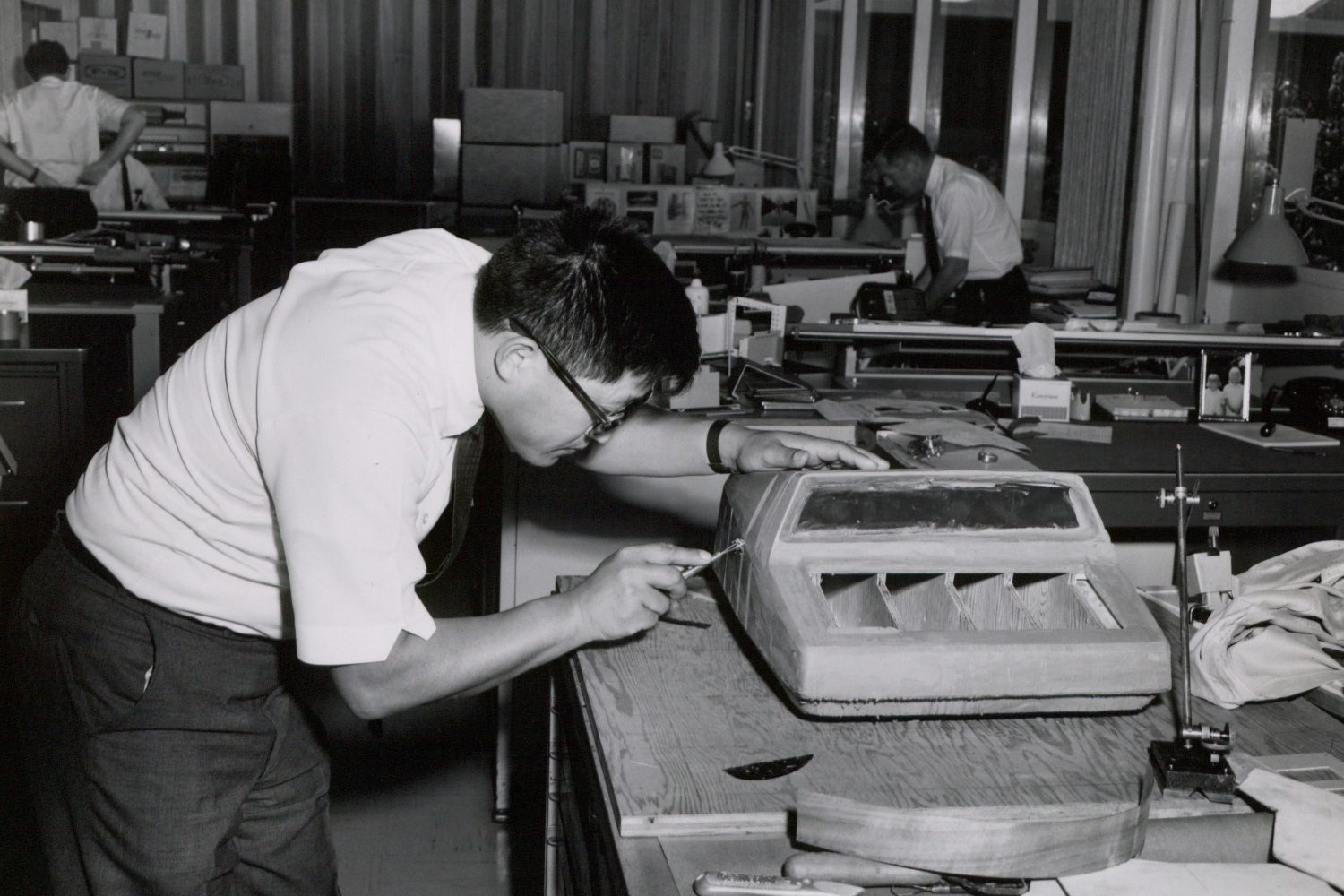 Designer Roy Ozaki crafting a visual prototype of the  HP 9100A desktop calculator out of clay. 
