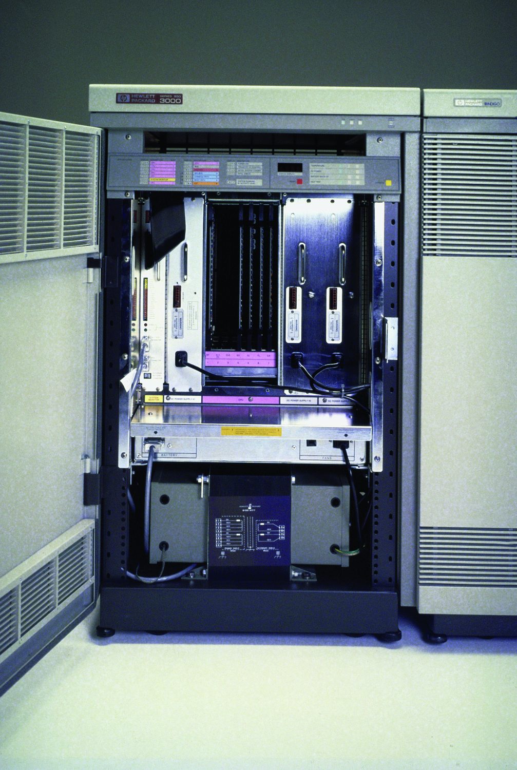 The HP 3000 series 900 with console door open in 1986.