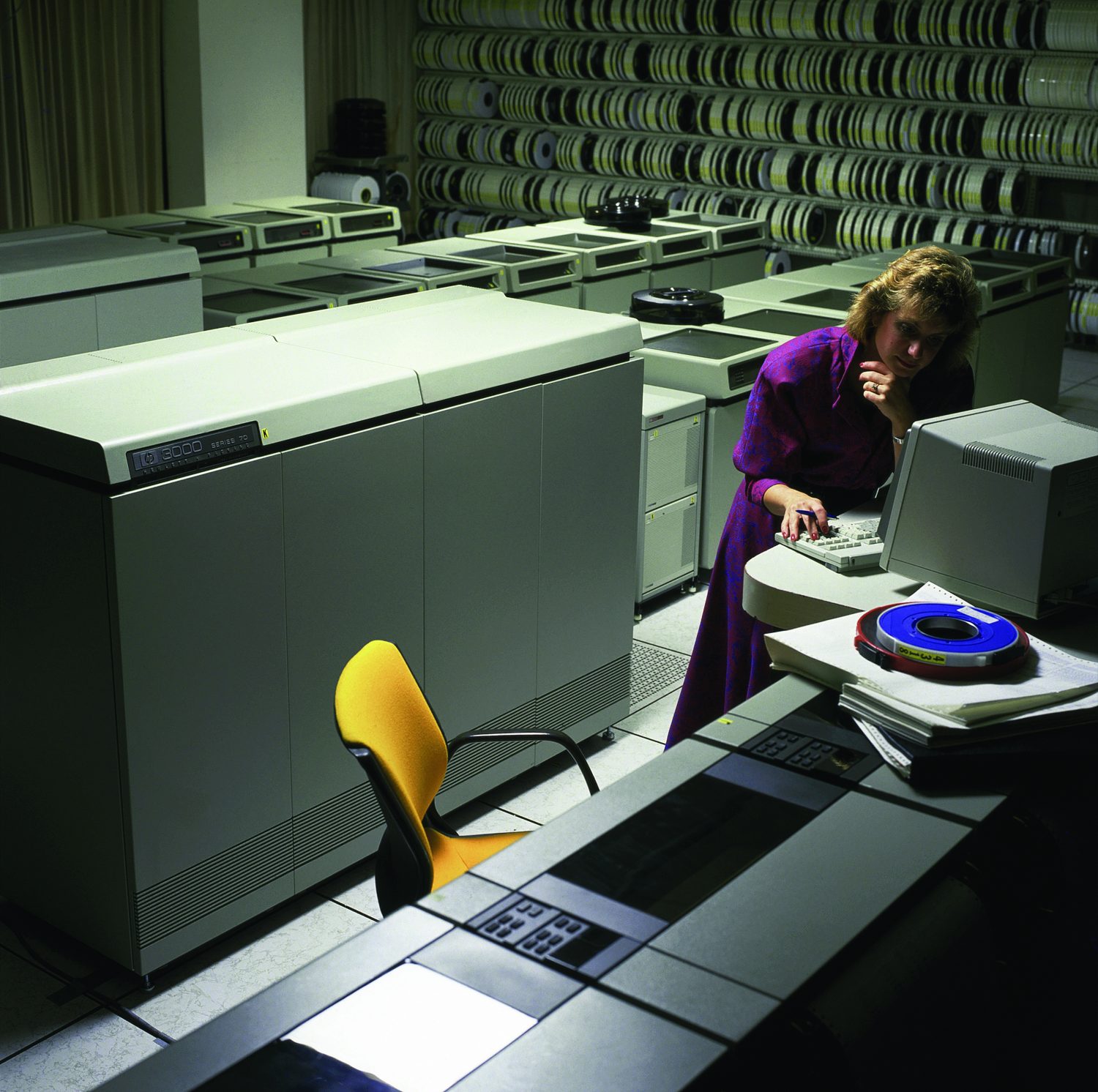 A woman works at a terminal of the HP 3000 950 in 1987.