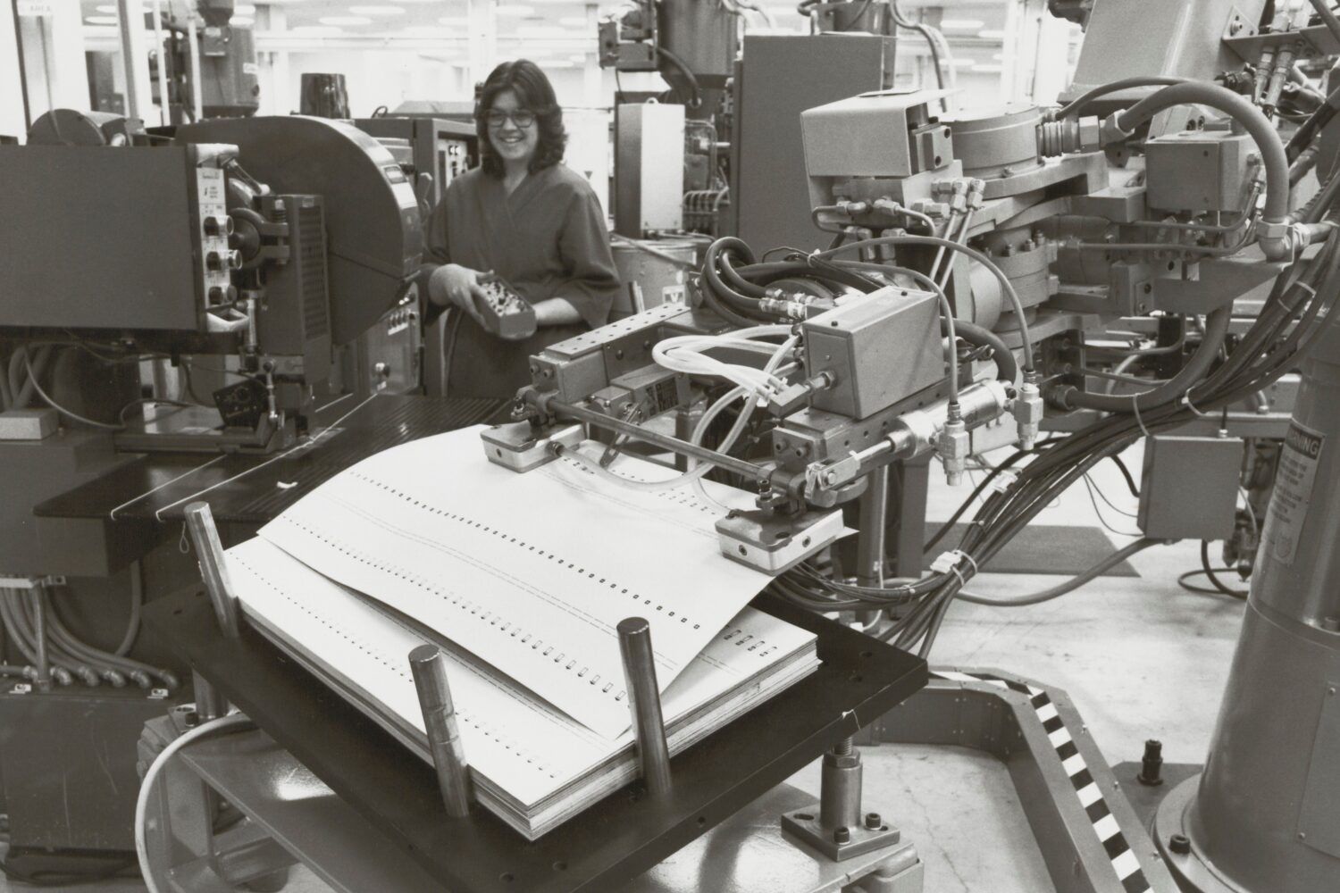 Photo of a robot on the production floor at Hewlett-Packard in 1983.
