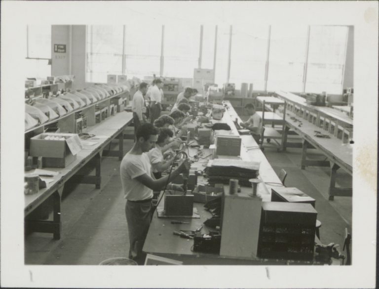 A photo of Hewlett-Packard's production lines from the 1940s with open spaces and employees working side-by-side.