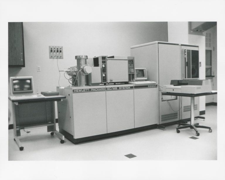 Photo of the Hewlett-Packard 5988A gas chromatograph / mass spectrometer system.