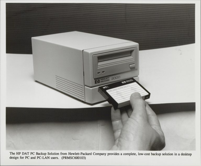 Photo of the HP 2000 DAT PC backup system and storage media.
