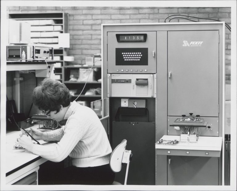 Photo of an unnamed female employee at work at Hewlett-Packard.