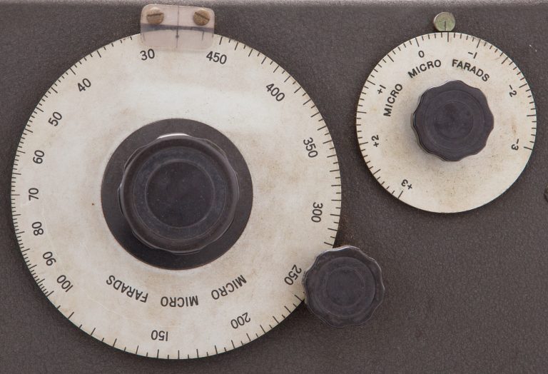 Close-up photo of two dials on the Q-Meter.