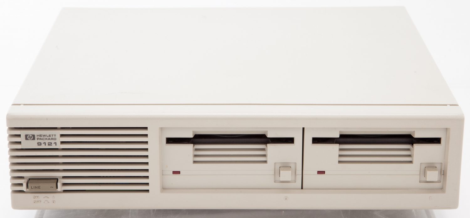 Front of the HP 9121 3.5-inch floppy disk drive.