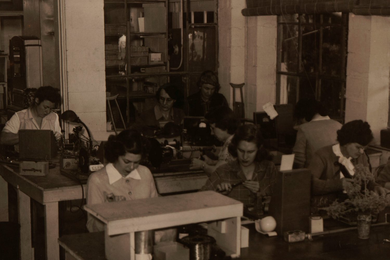 A photo from 1946 featuring nine female HP employees at work.