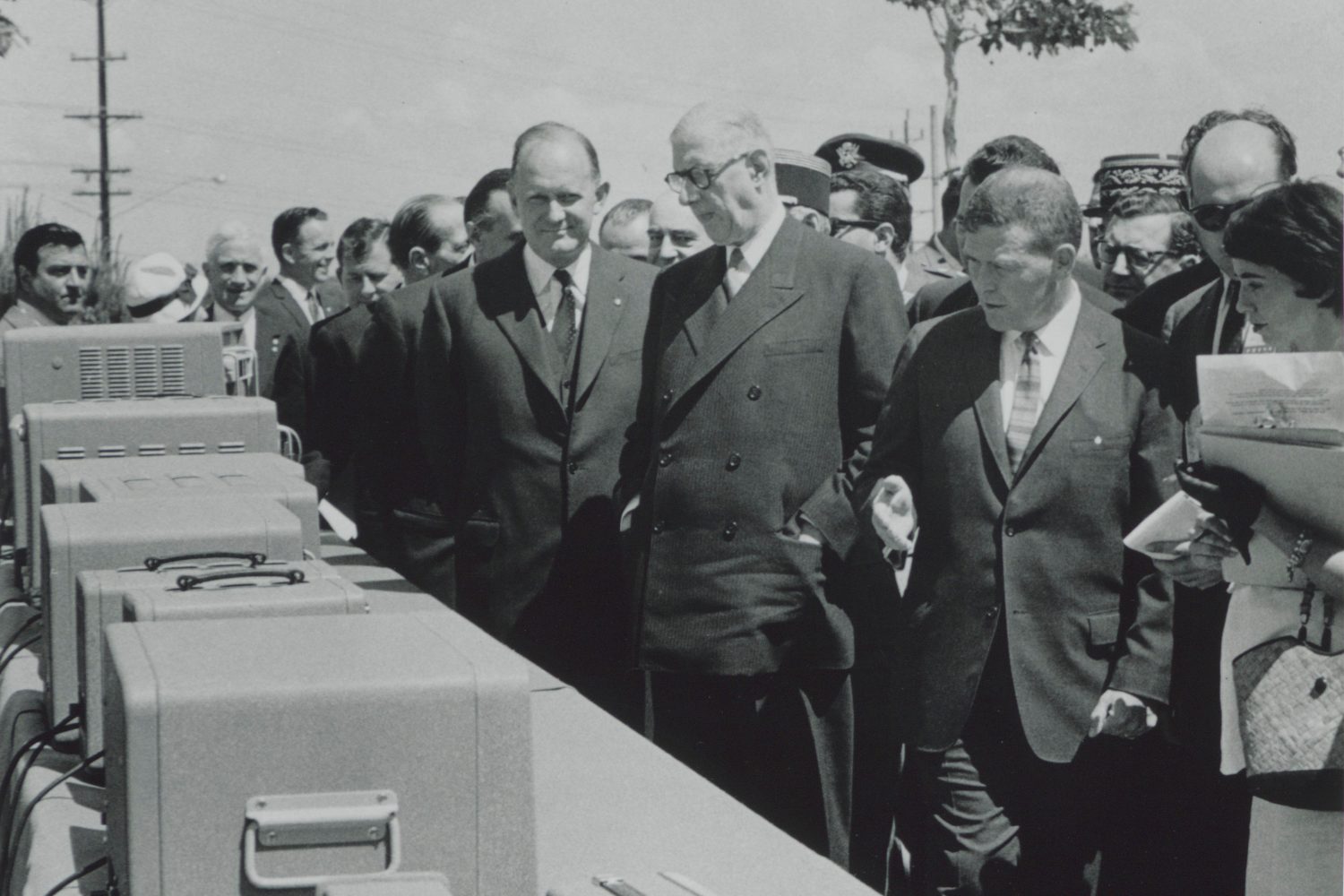 Bill Hewlett shows Charles de Gaulle some products during a tour of HP's headquarters in Palo Alto in 1960.