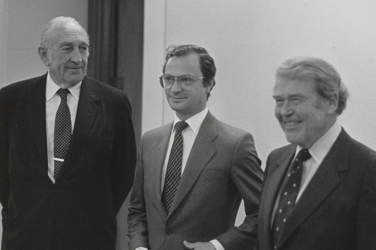 Photo of Dave Packard (left), Bill Hewlett (right) and Swedish King Carl XVI (center) taken in 1984.
