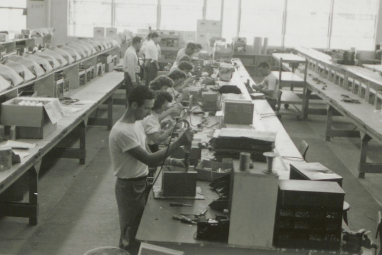 A photo of Hewlett-Packard's production lines from the 1940s with open spaces and employees working side-by-side.