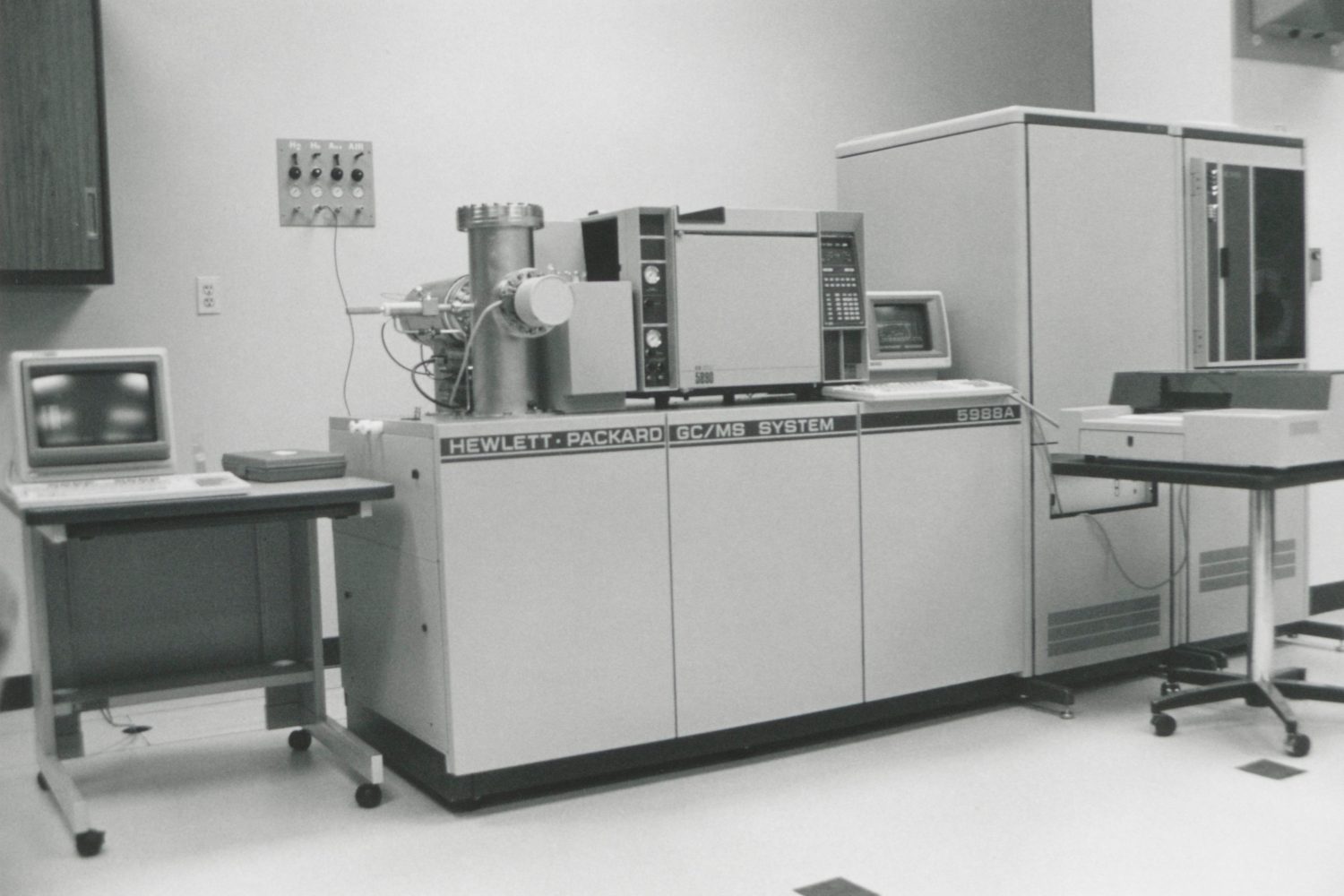Photo of the Hewlett-Packard 5988A gas chromatograph / mass spectrometer system.