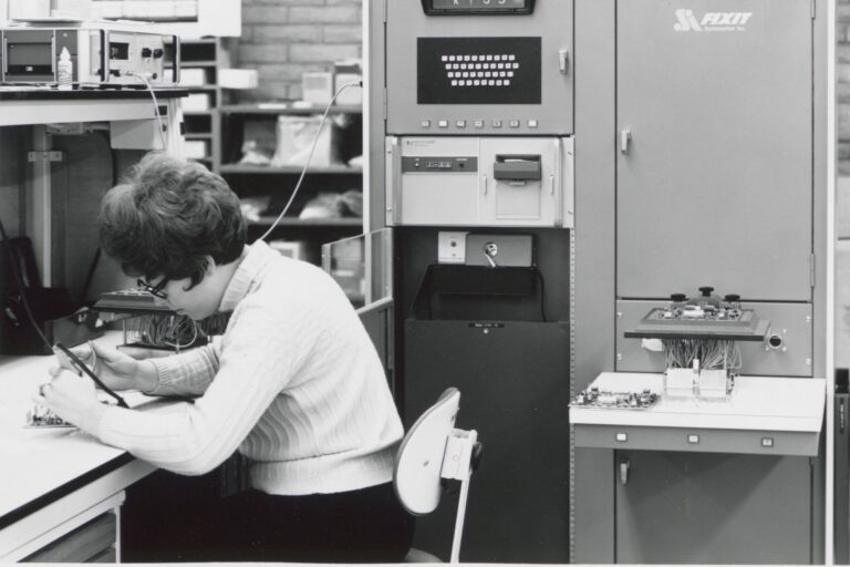 Photo of an unnamed female employee at work at Hewlett-Packard.