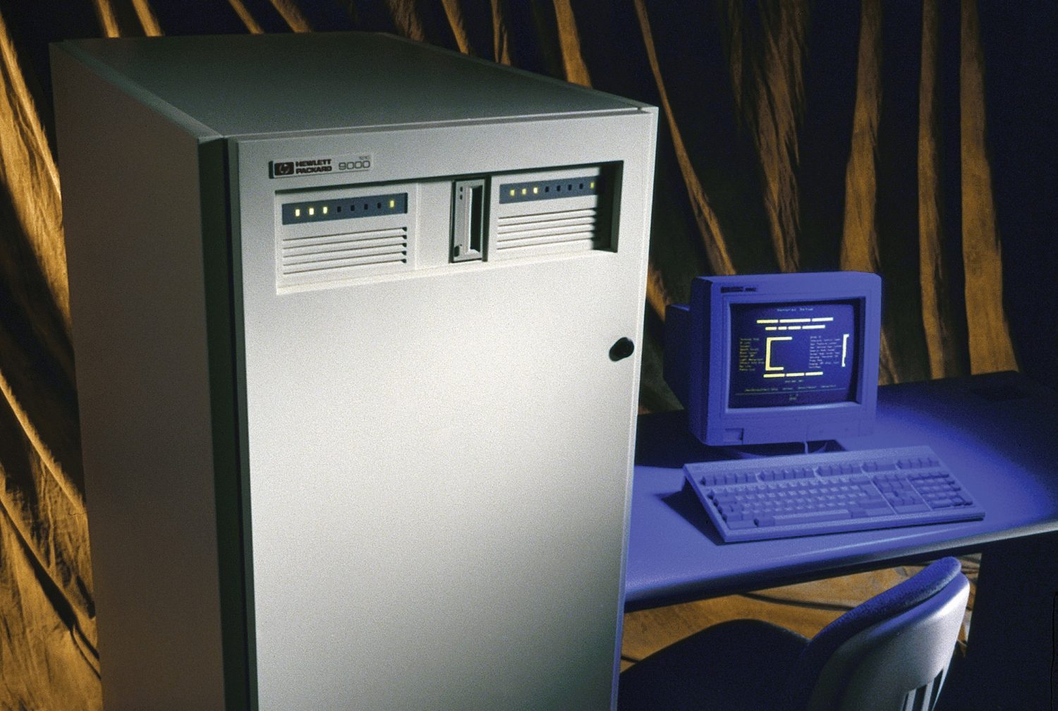 Photo of the HP 9000 Model 1210, one of Hewlett-Packard's first fault tolerant computers.